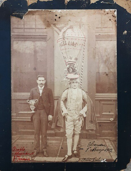 fotografia del 1902 Soggetto: Un italiano a Londra vincitore Ballo …