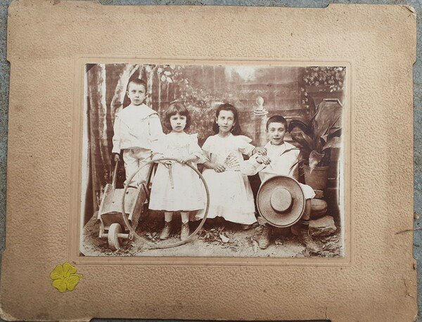 Albumina " bambini con i loro oggetti amati" 1890 circa