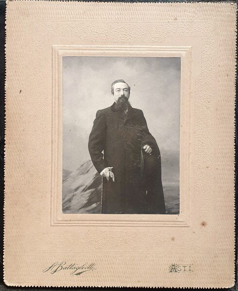Ritratto con sfondo Alpino-Fotografo A. Battagliotti Asti 1915 ca.