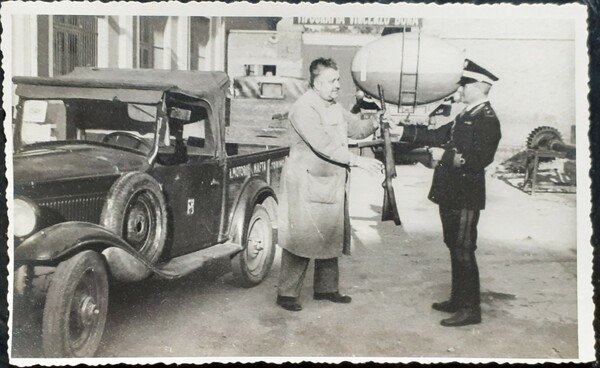 foto originale Partigiani controllano le armi Torino il 12 Aprile …