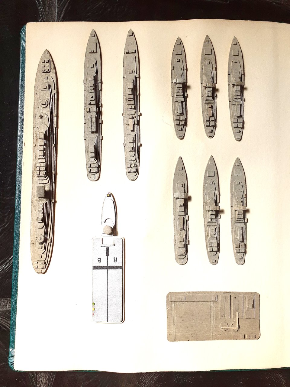 Album contenente modellini di aerei e navi anni '40/50