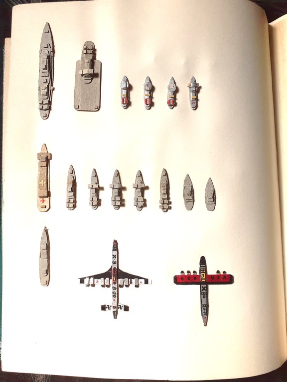 Album contenente modellini di aerei e navi anni '40/50