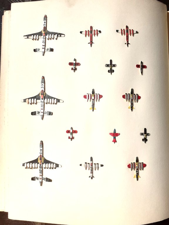 Album contenente modellini di aerei e navi anni '40/50