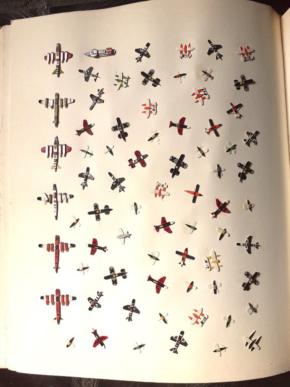 Album contenente modellini di aerei e navi anni '40/50
