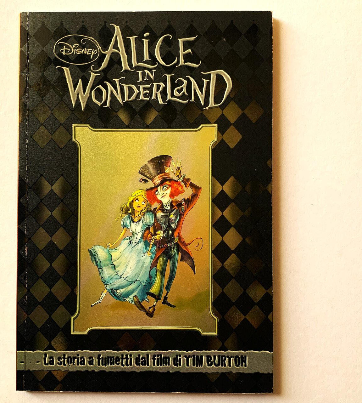 Alice in Wonderland. La storia a fumetti dal fil di … | Immagine principale