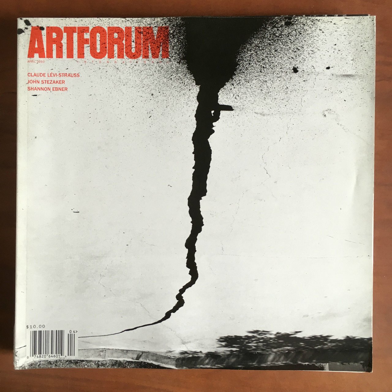 Artforum n^ 8 April 2010 Cover Shannon Ebner - E21381