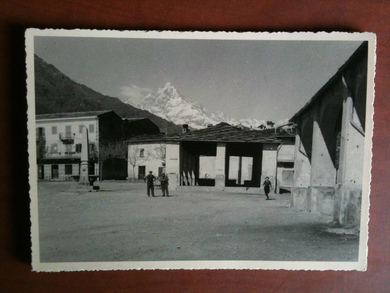 Cartolina fotografia vera anni '30 Persone in piazza con obelisco …