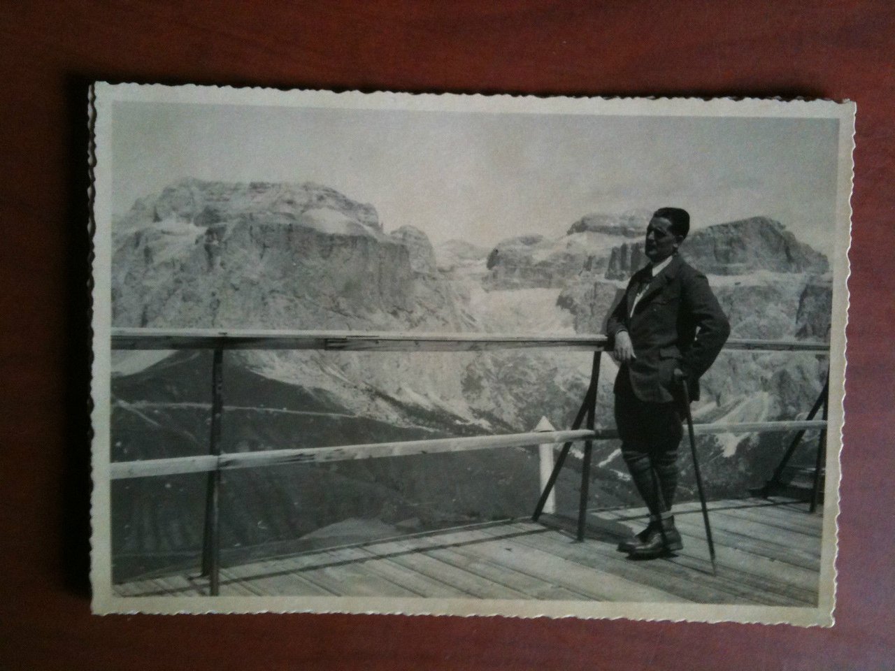 Cartolina fotografia vera anni '30 Uomo bastone posa davanti a …