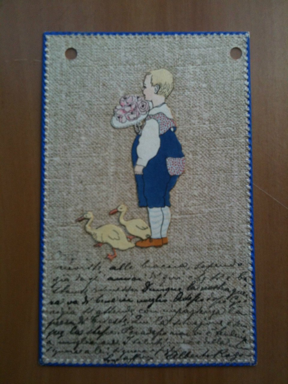 Cartolina inizi '900 Illustrazione in rilievo Bimbo fiori e papere …