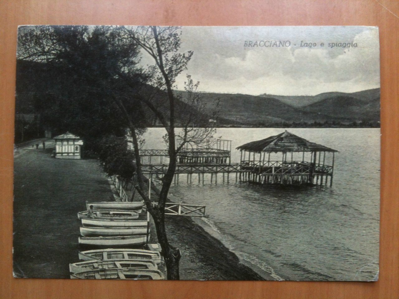 Cartolina metà '900 Bacciano Lago e spiaggia - viaggiata
