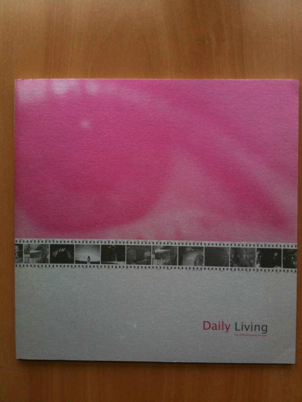 Catalogo della mostra Daily Living - Six different points of …