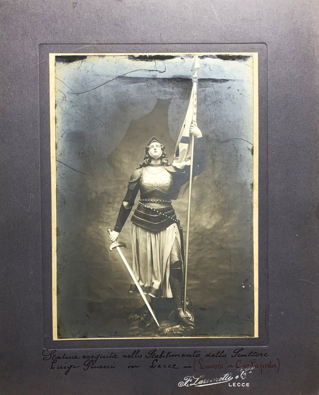 Due fotografie originali della statua di Giovanna d'Arco | Immagine principale