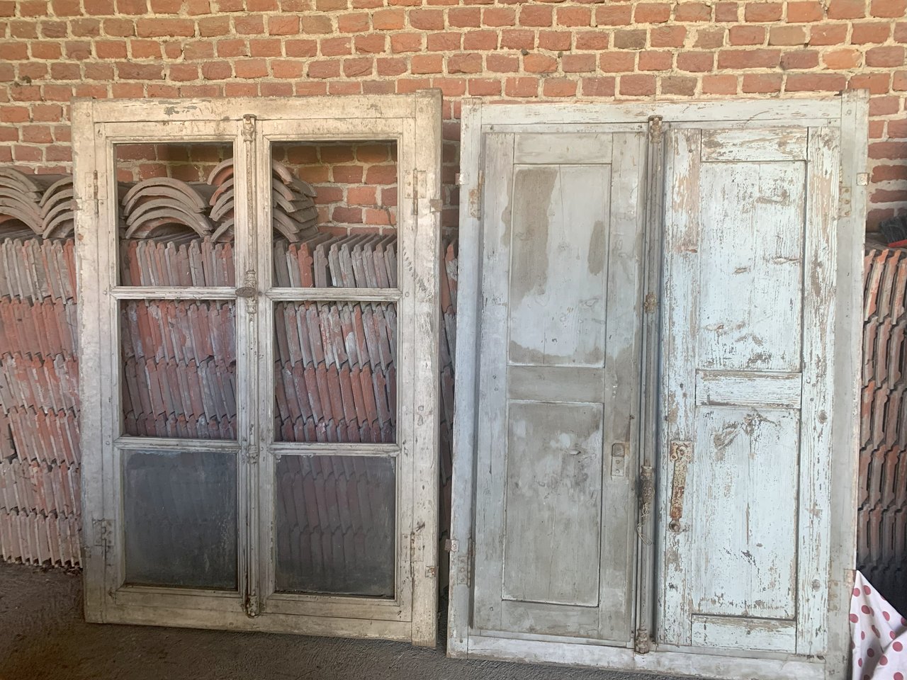 Due Serramenti antichi finestra con ante e senza