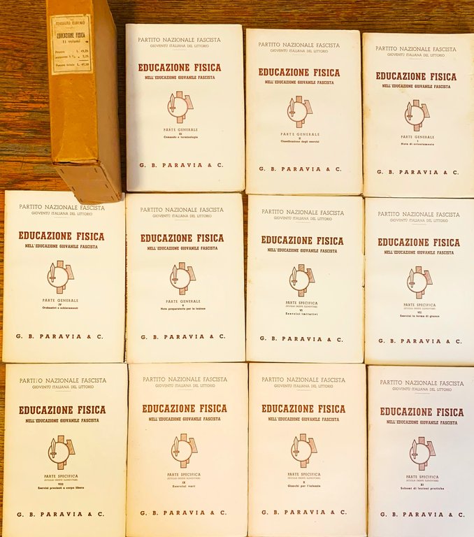 Educazione Fisica nell'Educazione Giovanile Fascista. Parte Generale (I. Note di orientamento - II. Classificazione degli esercizi - III. Comando e terminologia - IV. Ordinativi e schieramenti - V. Note preparatorie per la lezione) - Parte specifica. Scuola Ordine Elementare (VI. Esercizi imitativi - VII. Esercizi in forma di giuoco - VIII. Esercizi precisati a corpo libero - IX. Esercizi vari - X. Giuochi per l'infanzia - XI. Schemi di lezioni pratiche)