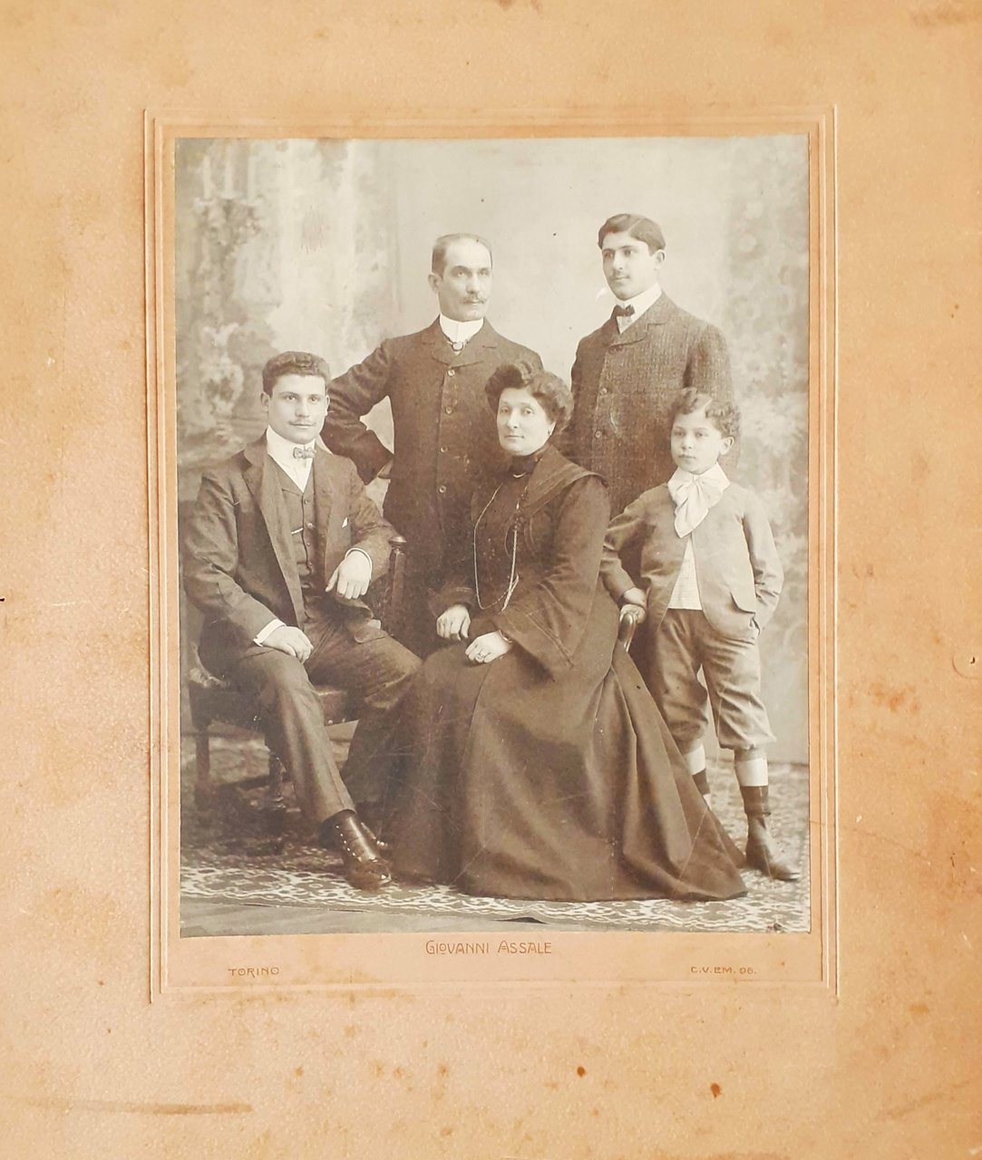 Fotografia originale gruppo di famiglia fotografo Giovanni Assale Torino 1898 … | Immagine principale