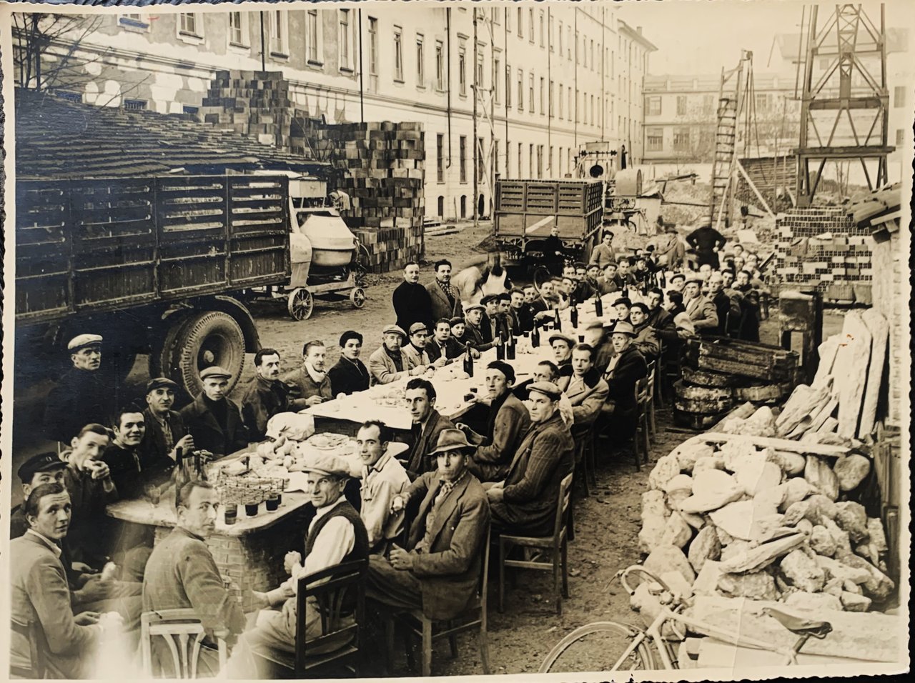 Fotografia Ultimazione tetto Istituto Missioni Consolata 1949