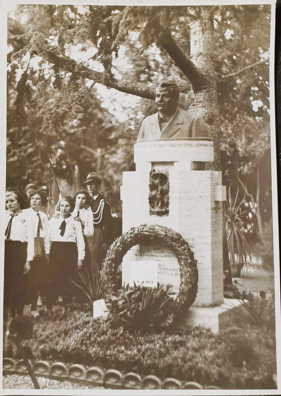 Giovani Italiane in visita alla casa natia di Giovanni Pascoli …
