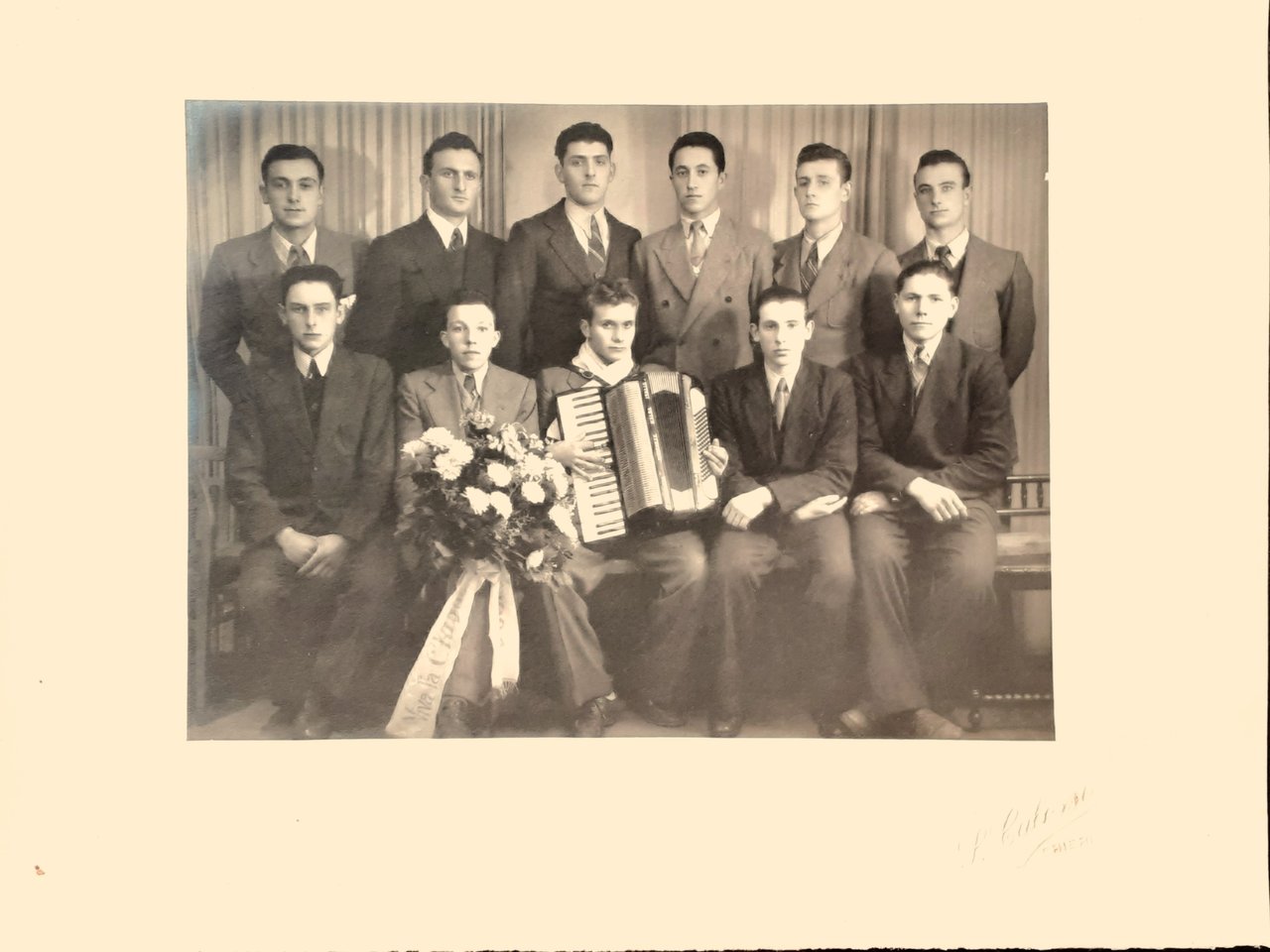 Gruppo di leva rallegrato dal giovanissimo fisarmonicista Mario Piovano anni …