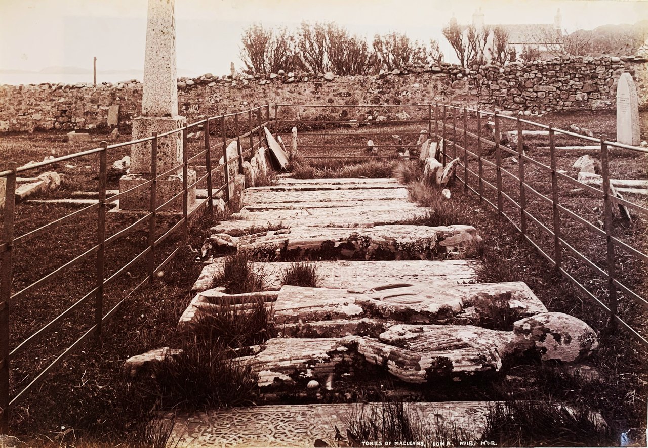 Le tombe dei re scozzesi accanto all'abbazia sull'isola di Iona …