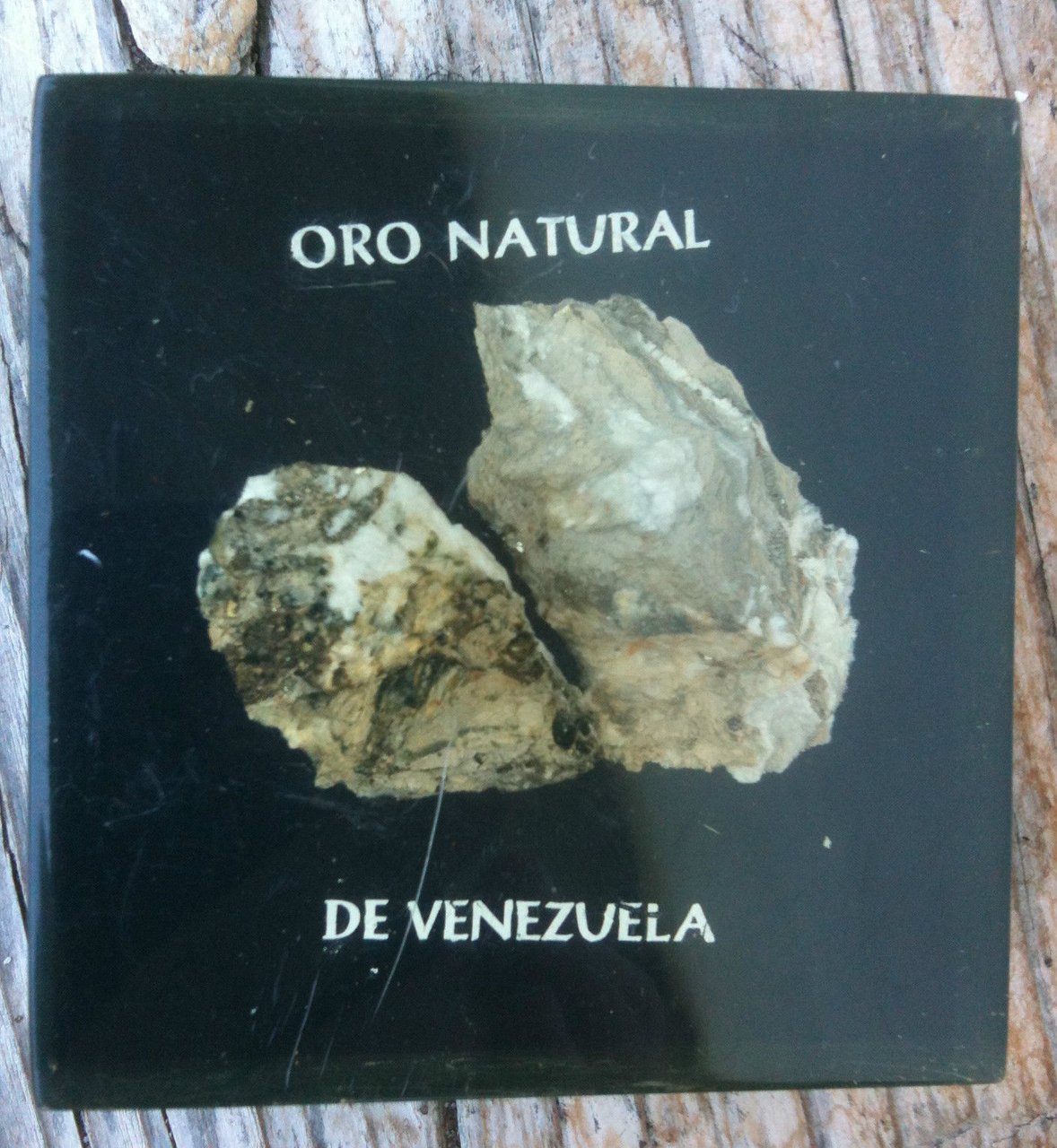 Oro natural de Venezuela immersione in plexiglass