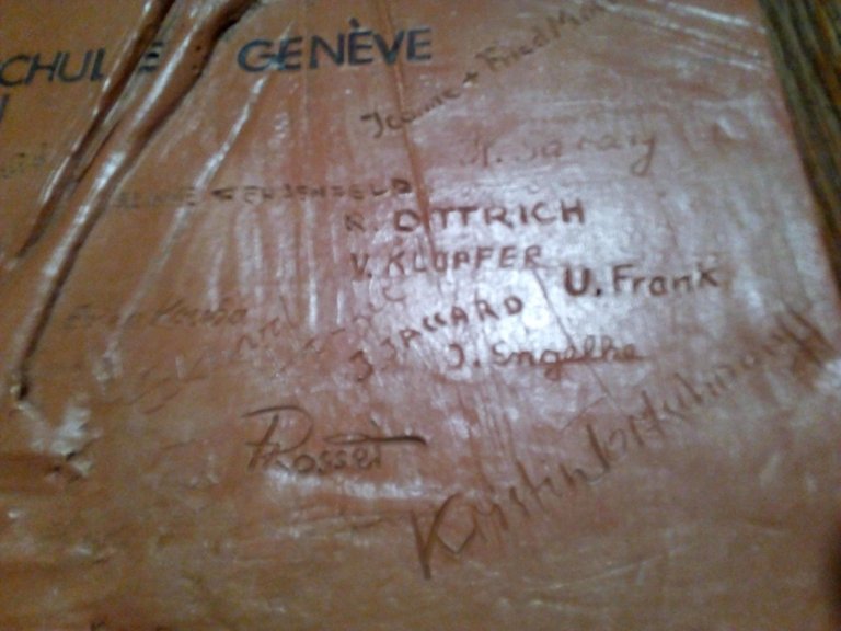 Piastra con bassorilievo Deutsche Schule Genève die Kollegen 1984 pezzo …