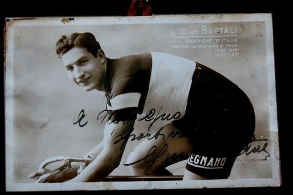 Bella fotografia con dedica autografa di un giovane Gino Bartali …