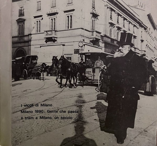 I vicoli di Milano. Milano 1980: Gente che passa. Il …
