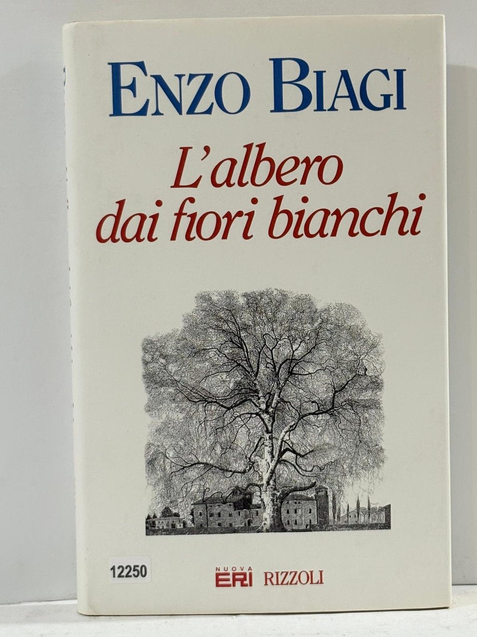 L'albero dai fiori bianchi