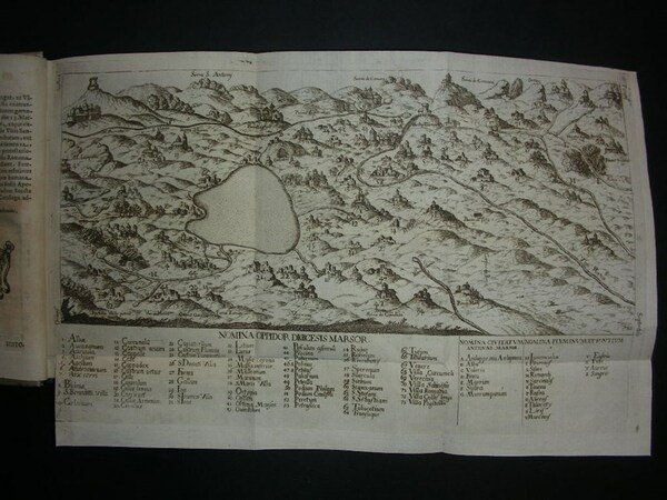 HISTORIAE MARSORUM Libri Tres. Una cum eorundem Episcoporum Catalogo. | Immagine Gallery 1