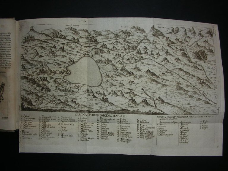 HISTORIAE MARSORUM Libri Tres. Una cum eorundem Episcoporum Catalogo.