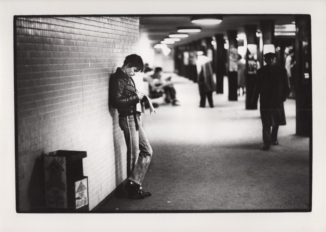 Berlino Ovest: prostituzione maschile nella metropolitana di Bahnhof-Zoo. Fotografia originale | Immagine principale