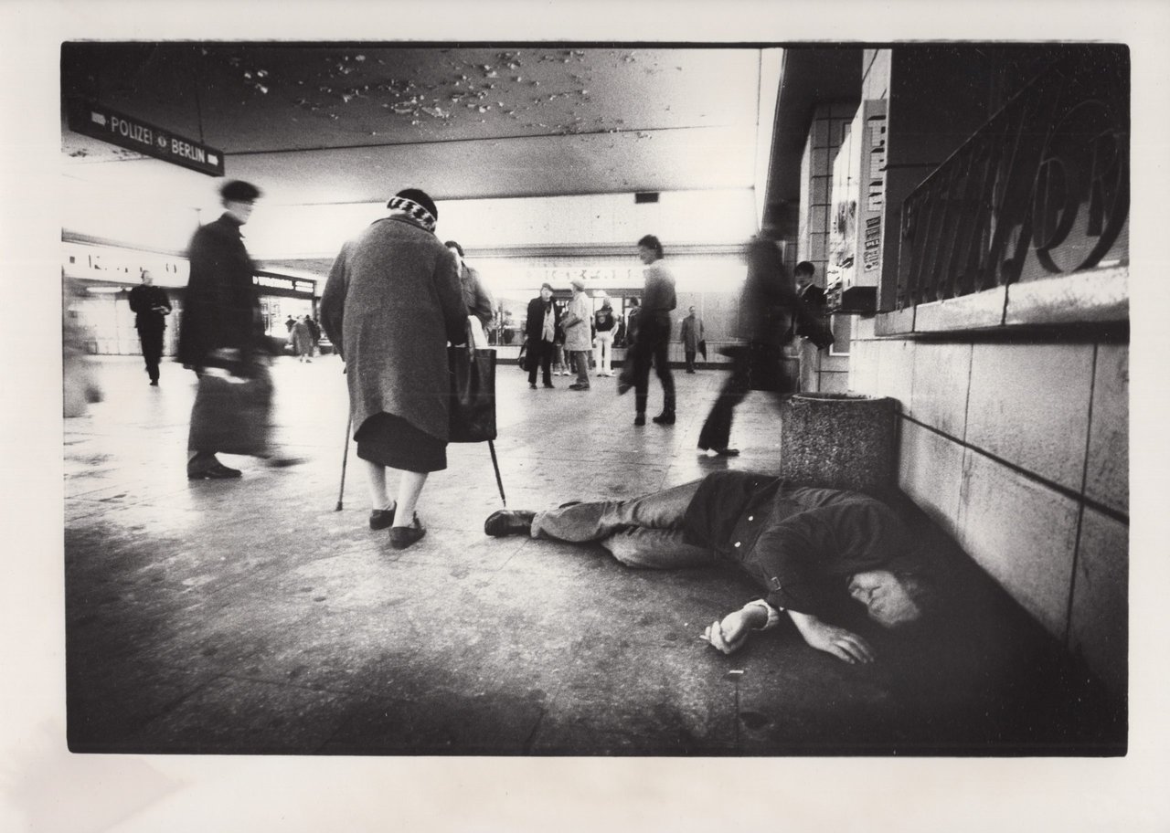 Berlino Ovest: un alcolizzato nella stazione metropolitana di Bahnhof-Zoo. Fotografia … | Immagine principale