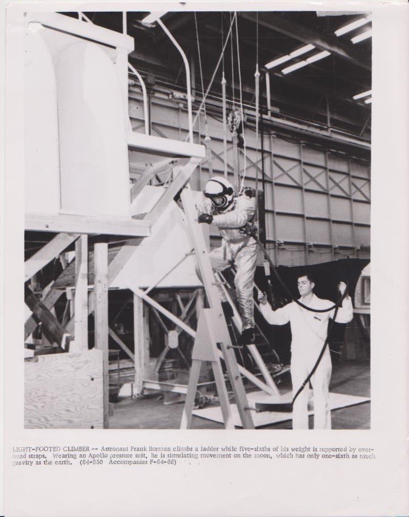Frank Borman durante un addestramento con una tuta spaziale della …