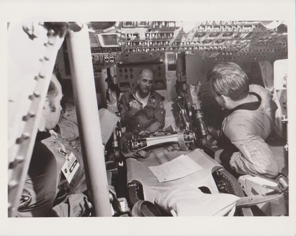 Astronauti russi Leonov e Kubasov e l'americano Stafford durante la …