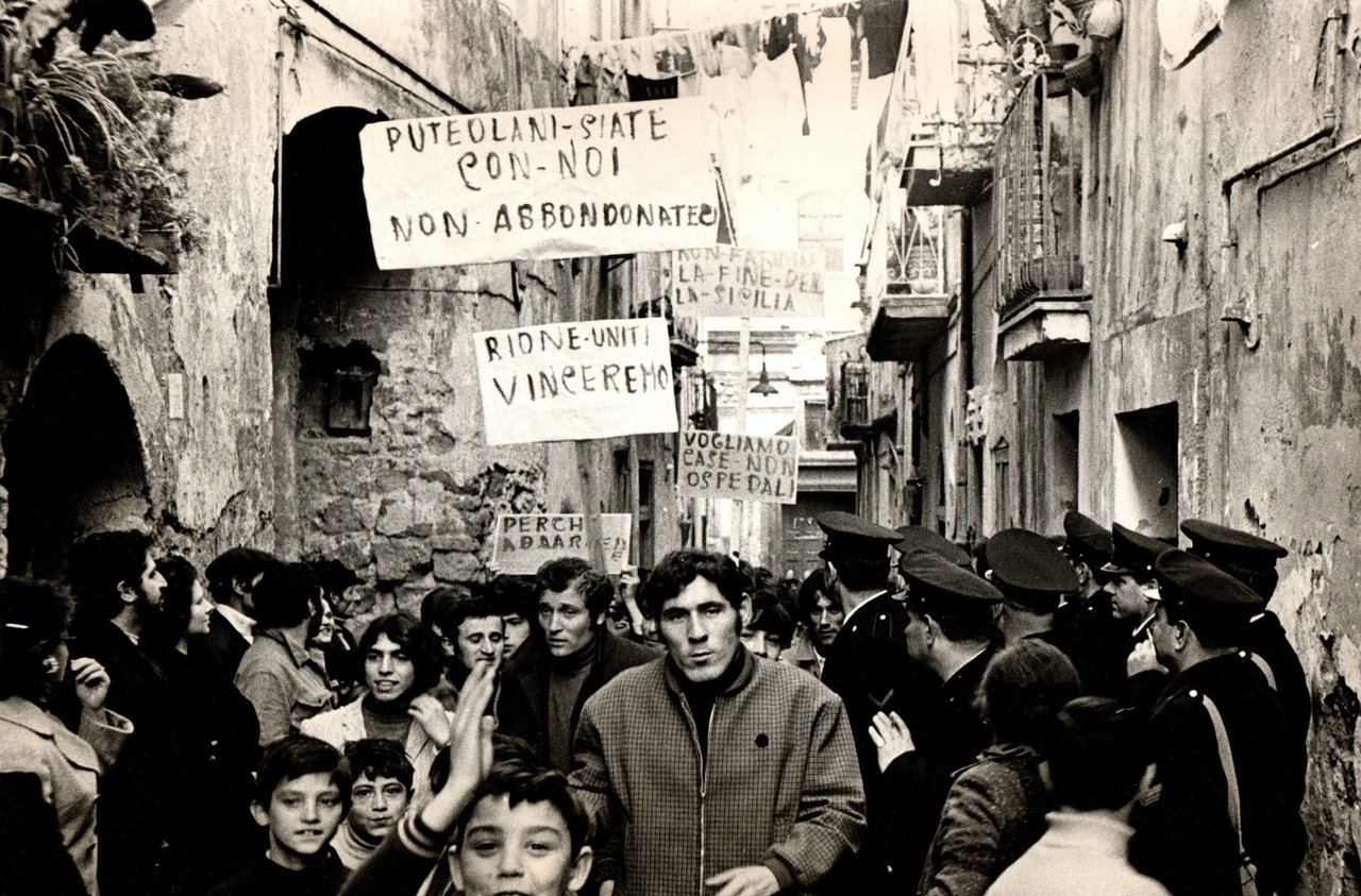 Manifestazione nel rione Terra (Pozzuoli)