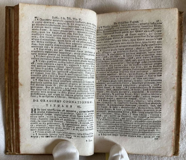 IMPERATORIS JUSTINIANI INSTITUTIONUM LIBRI QUATUOR ADJECTI SUNT EX DIGESTIS TITULI …