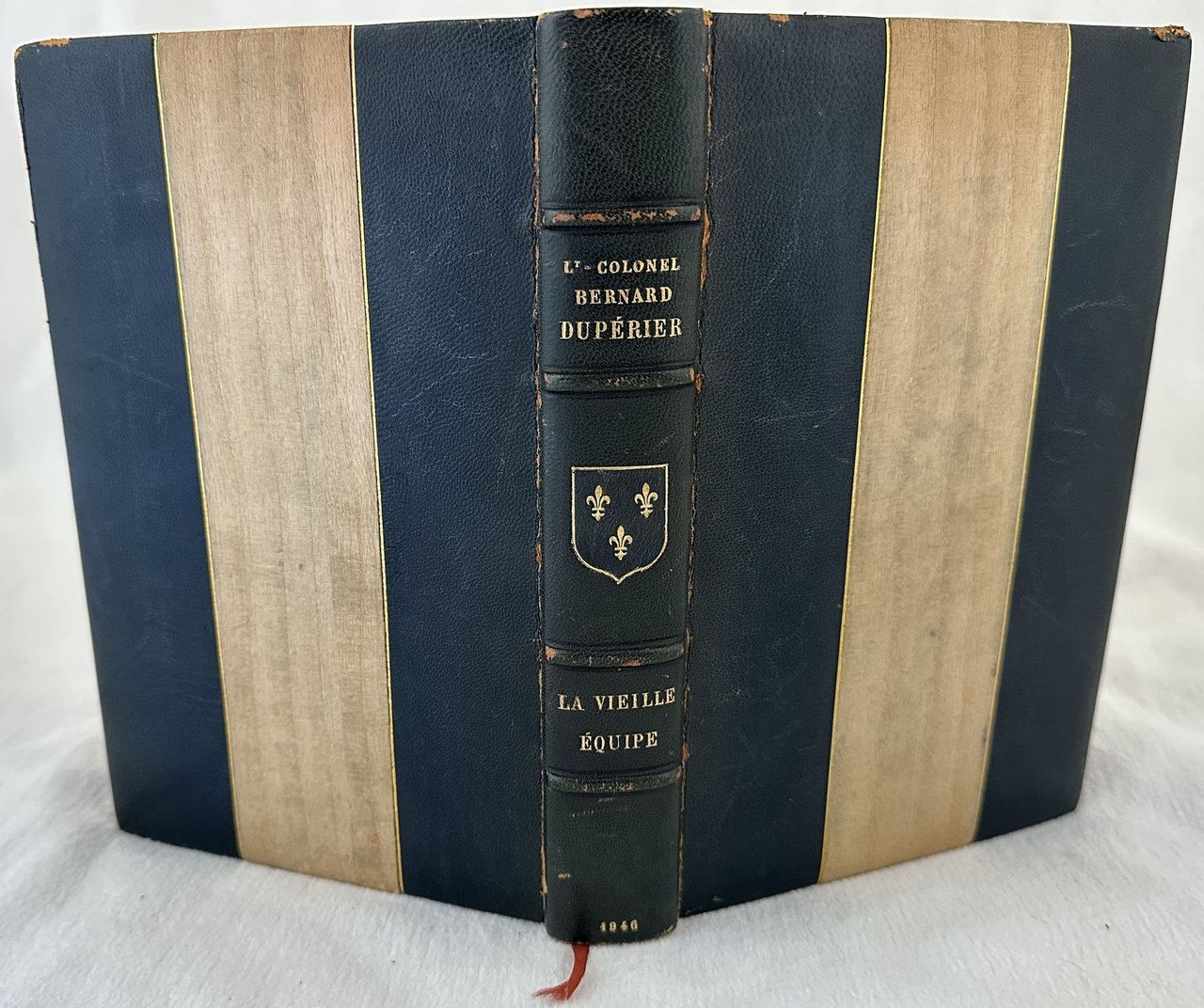 LA VIEILLE EQUIPE AVEC 8 PHOTOGRAPHIES HORS TEXTE UN CROQUIS …