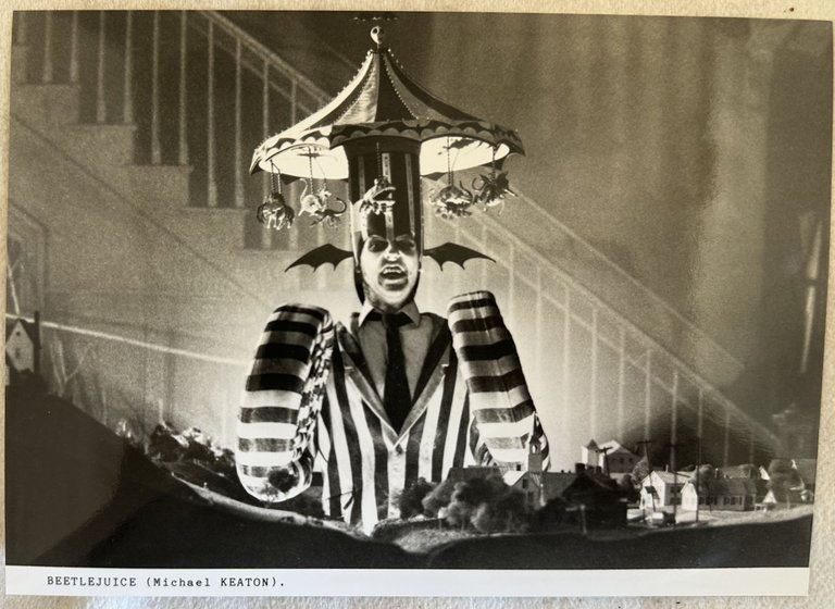 RACCOLTA DI SEI FOTO ORIGINALI DAL FILM "BEETLEJUICE" 1988 | Immagine Gallery 5