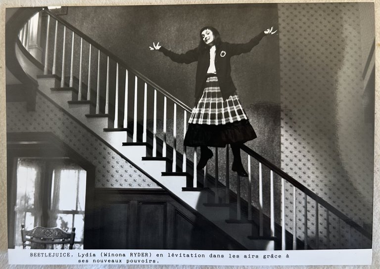 RACCOLTA DI SEI FOTO ORIGINALI DAL FILM "BEETLEJUICE" 1988 | Immagine Gallery 7