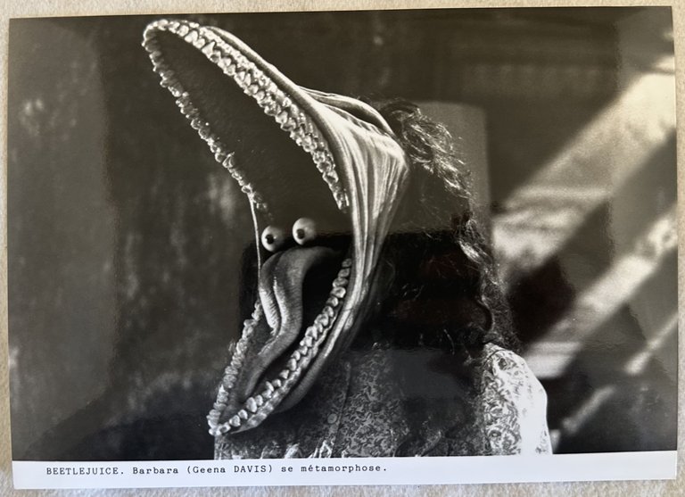 RACCOLTA DI SEI FOTO ORIGINALI DAL FILM "BEETLEJUICE" 1988 | Immagine Gallery 6