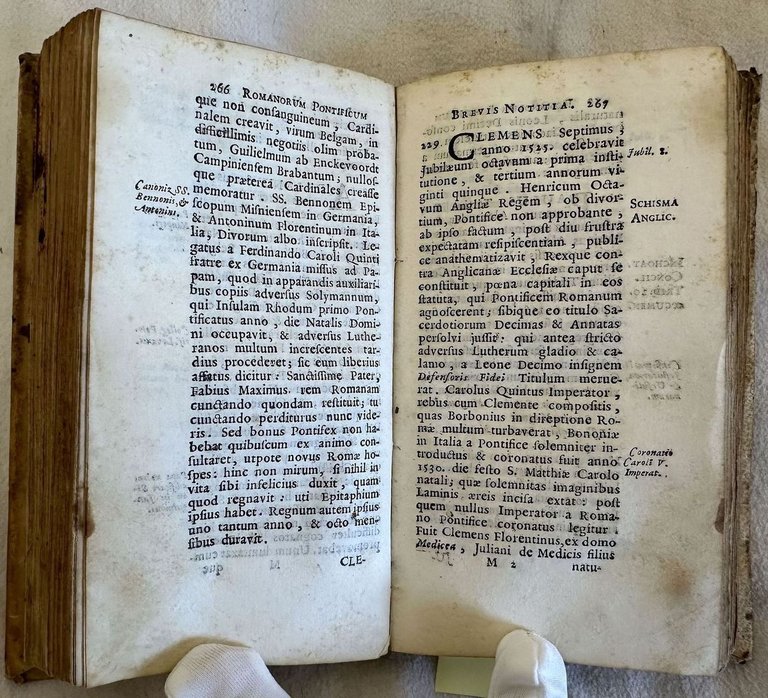 ROMANORUM PONTIFICUM BREVIS NOTITIA RITUS ECCLESIASTICOS & SINGULIS INSTITUTOS PRAECIPUO …