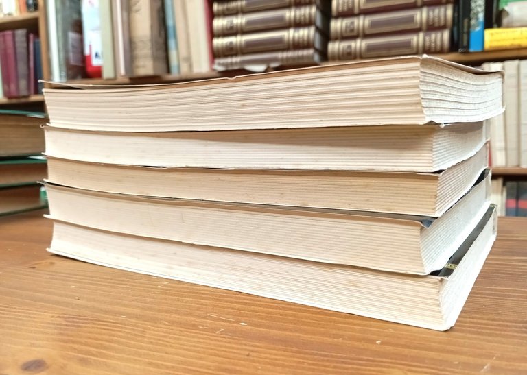 Astronomica. Libri I-V (opera completa) | Immagine Gallery 2