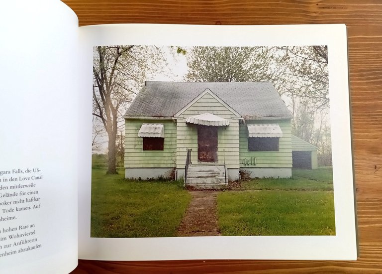 Joel Sternfeld. Tatorte: Bilder gegen das Vergessen