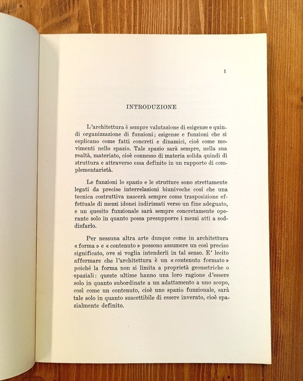 Metodologia e indagine tipologica. La casa in linea