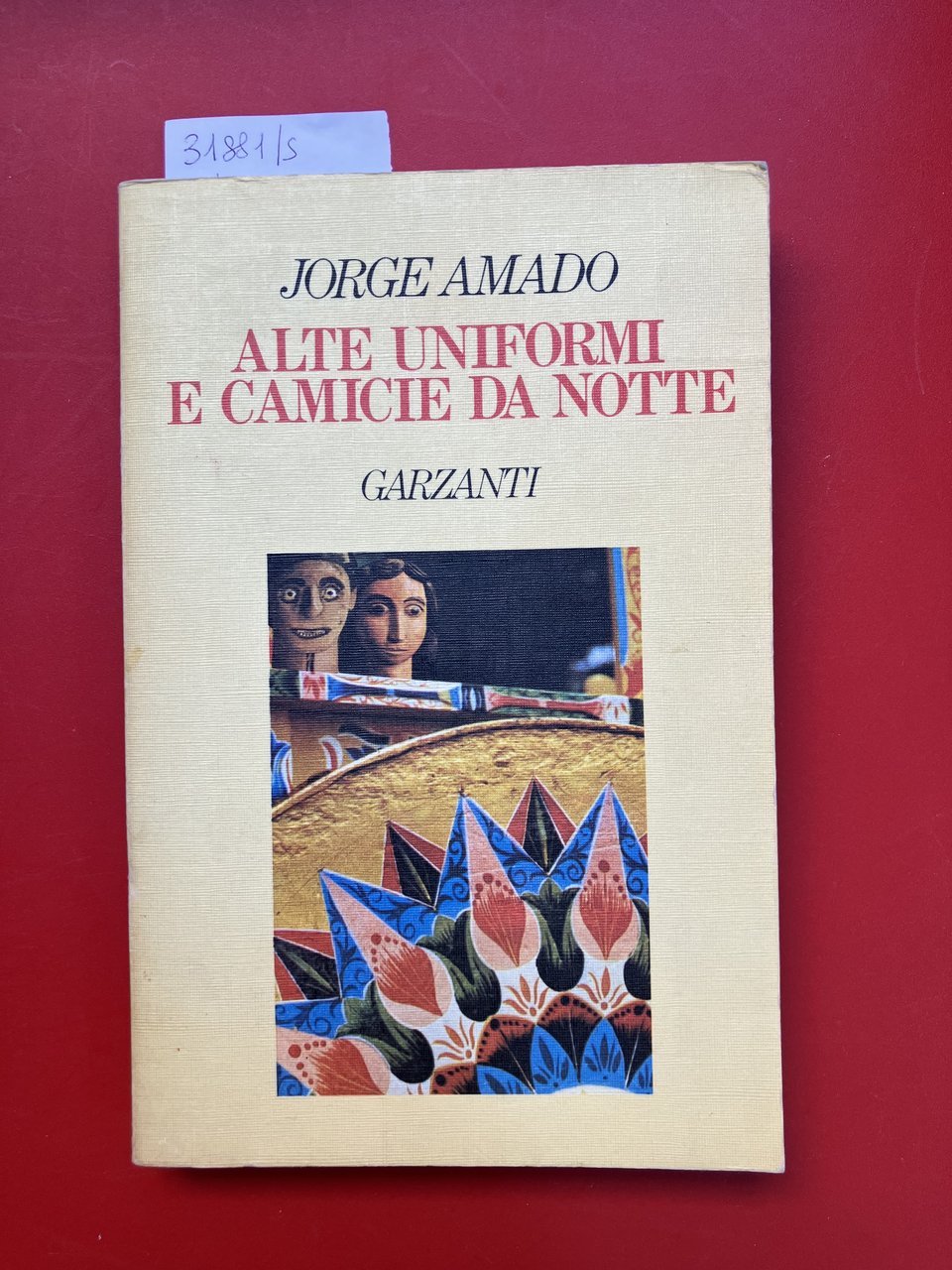 Alte uniformi e camicie da notte