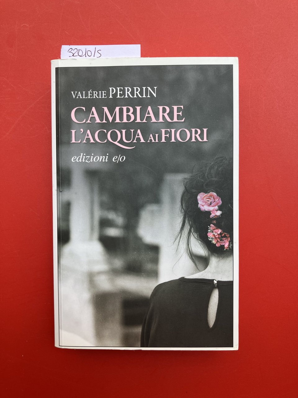 Cambiare l'acqua ai fiori