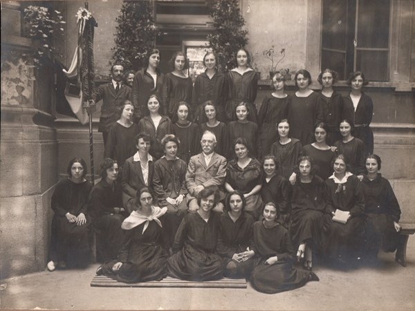 Liceo Statale Carlo Tenca Milano. Fotografia di classe anni '40.