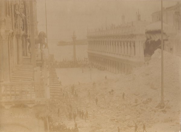 Macerie del Campanile di San Marco a Venezia. Fotografia originale …