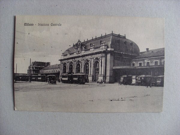 Cartolina / postcard MILANO - Stazione Centrale (tram - auto)