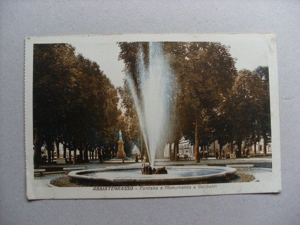 Cartolina ABBIATEGRASSO (Milano) Fontana e Monumento a Garibaldi